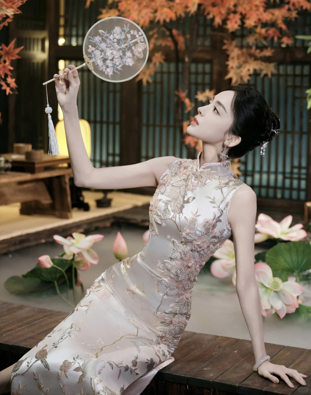 ชุดจีนฉีเปาใส (qipao) สีบอร์โดเข้มด้วยงานประดับปัก